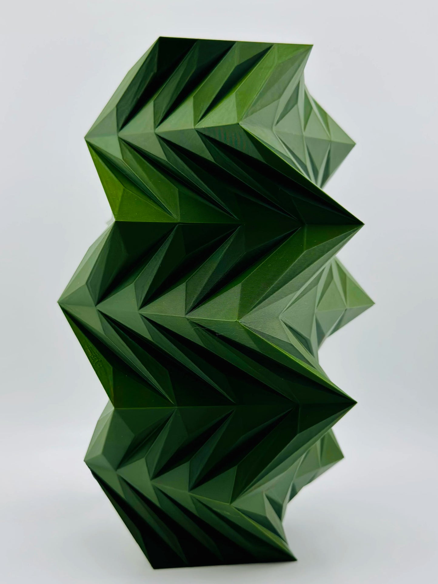 Vase Twis – vase design géométrique torsadé étanche - Vase torsadé vert foncé au design géométrique sculptural avec formes organiques contemporaines uniques. - Beige