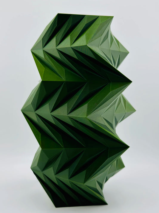 Vase Twis – vase design géométrique torsadé étanche - Vase torsadé vert foncé au design géométrique sculptural avec formes organiques contemporaines uniques. - Beige