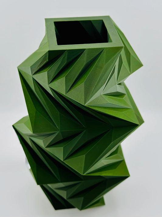 Vase Twis – vase design géométrique torsadé étanche - Vase vert torsadé en plastique PETG avec surface géométrique facettée à finition époxy, design sculptural contemporain et. - Beige