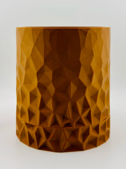 Cache-pot design contemporain en plastique PETG durable couleur marron avec motif géométrique Voronoi et sous-pot vissé.
