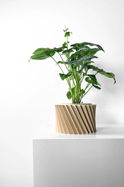 Pot décoratif beige en matériau moderne avec surface striée en spirale, plante verte aux grandes feuilles luxuriantes.