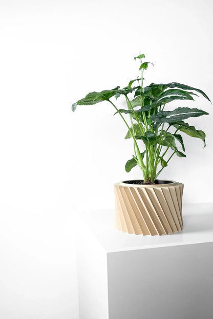 Pot décoratif moderne beige en matière synthétique avec motifs géométriques en spirale, contenant une plante verte aux.