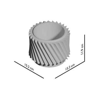 Pot décoratif cylindrique en métal gris avec rainures inclinées en spirale autour de la surface extérieure.