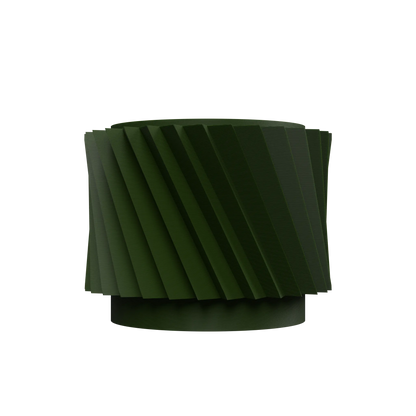 Pot décoratif moderne en métal vert foncé à surface striée diagonale avec base circulaire solide.