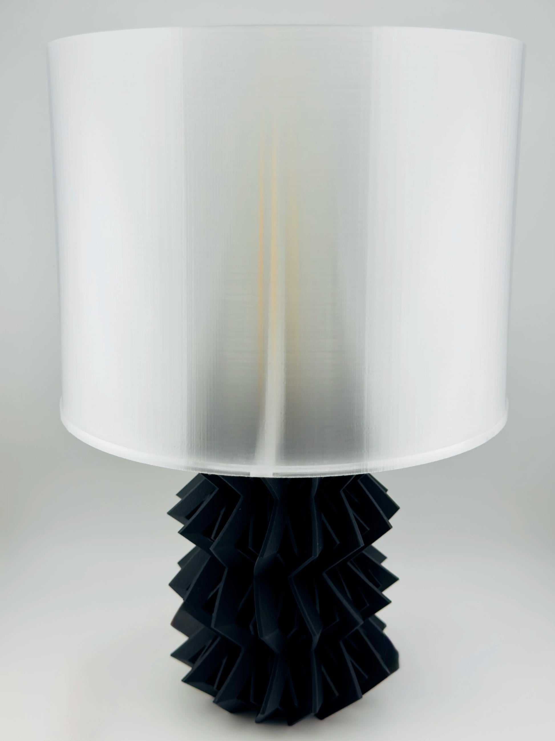 Lampe Zig – lampe de table design noir mat avec abat-jour translucide - Lampe de table sculpturale noire mate avec base géométrique en plis organiques et abat-jour translucide blanc contemporain. - Default Title