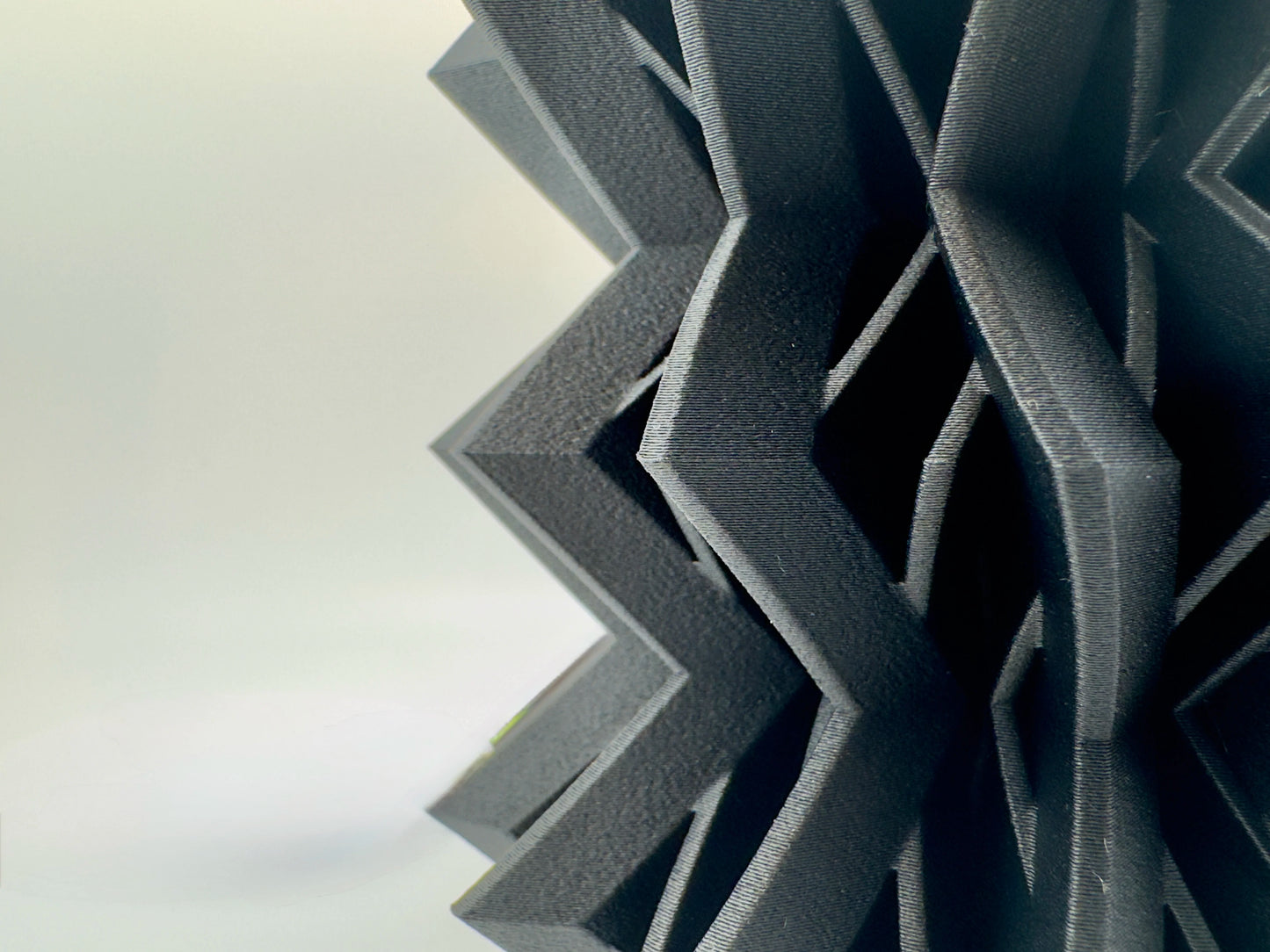 Lampe Zig – lampe de table design noir mat avec abat-jour translucide - Lampe de table noire mate avec abat-jour translucide en plastique aux formes géométriques sculpturales et design. - Default Title